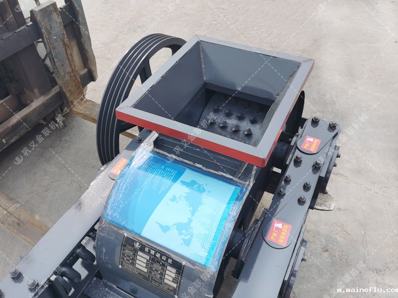 2PGC400X250小型双齿辊破碎机发往安徽蚌埠破碎玻璃