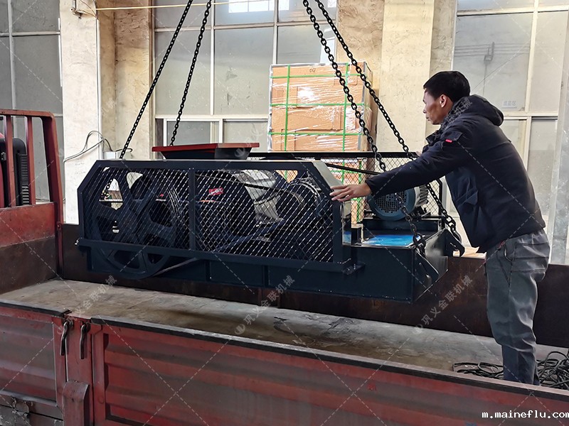 小型双齿辊破碎机发往广西百色破碎锰矿