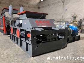 2PGC800X900大型双齿辊破碎机发往山东济宁破碎石头